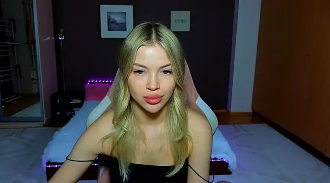 EmmyMills online show from March 4, 12:18 am