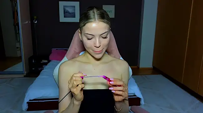 EmmyMills online show from March 4, 7:01 pm