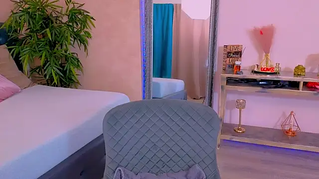 MichelleReys online show from November 12, 8:12 pm