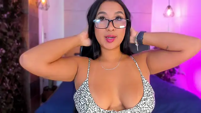 BellaHarllow online show from March 12, 7:40 pm