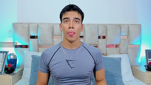 Snapshot of its_liam18 chatting on November 19, 12:43 am its liam18 online show from November 19, 12:43 am