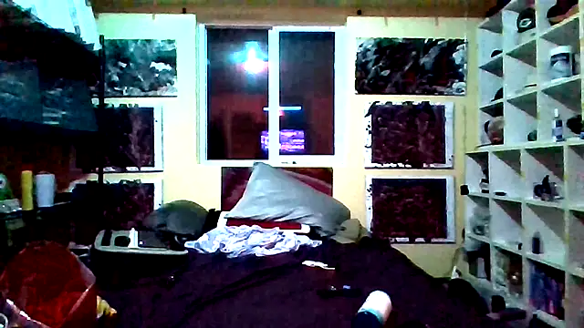 Snapshot of Mic_Oxinner chatting on December 18, 11:03 am Mic Oxinner online show from December 18, 11:03 am