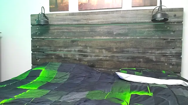 Snapshot of Mic_Oxinner chatting on October 30, 7:00 pm Mic Oxinner online show from October 30, 7:00 pm