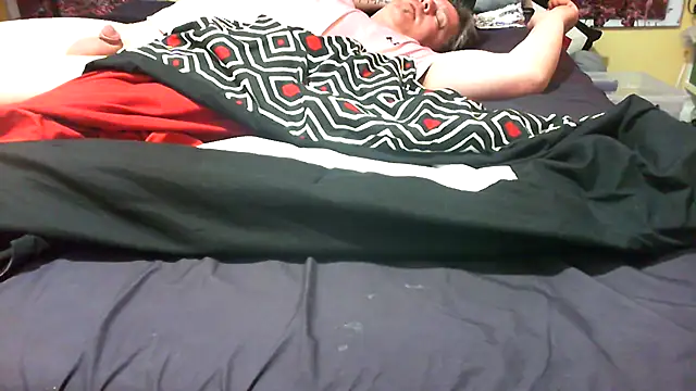 Snapshot of Mic_Oxinner chatting on December 1, 8:59 am Mic Oxinner online show from December 1, 8:59 am