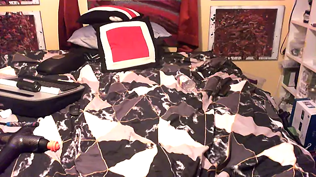 Snapshot of Mic_Oxinner chatting on December 4, 7:40 am Mic Oxinner online show from December 4, 7:40 am