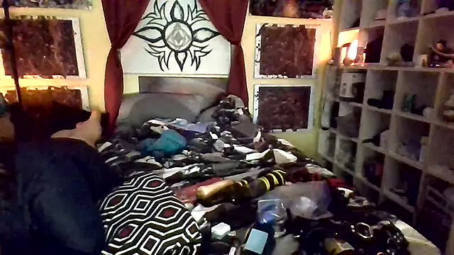 Snapshot of Mic_Oxinner chatting on November 19, 2:11 am Mic Oxinner online show from November 19, 2:11 am