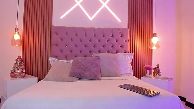 Snapshot of Sophia_turneer chatting on December 16, 4:17 am Sophia turneer online show from December 16, 4:17 am