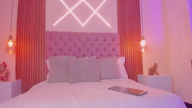 Sophia turneer online show from April 11, 1:24 am