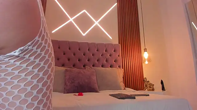 Sophia turneer online show from December 20, 10:29 am