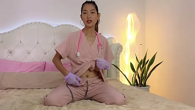 iwantbee online show from June 12, 1:25 am