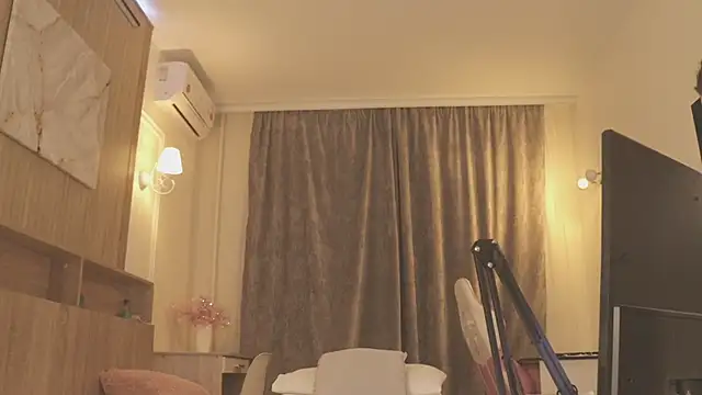 MiaThaine online show from April 3, 3:29 pm