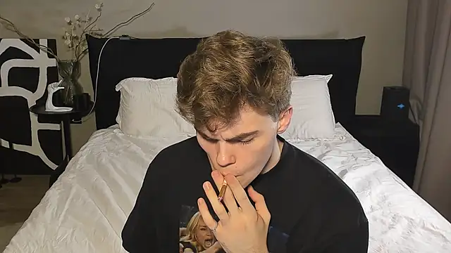 simonwnl online show from December 18, 6:01 pm