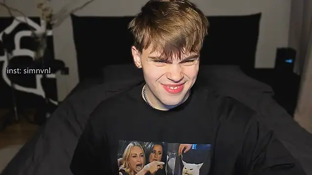 Snapshot of simonwnl chatting on December 3, 8:52 pm simonwnl online show from December 3, 8:52 pm