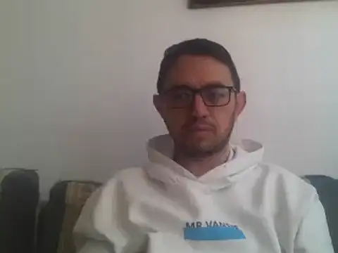 Snapshot of Diptongo chatting on December 5, 3:23 pm Diptongo online show from December 5, 3:23 pm