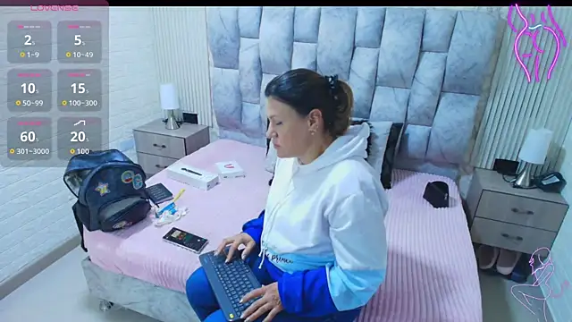 Snapshot of charlotte__G chatting on October 1, 11:03 am charlotte G online show from October 1, 11:03 am