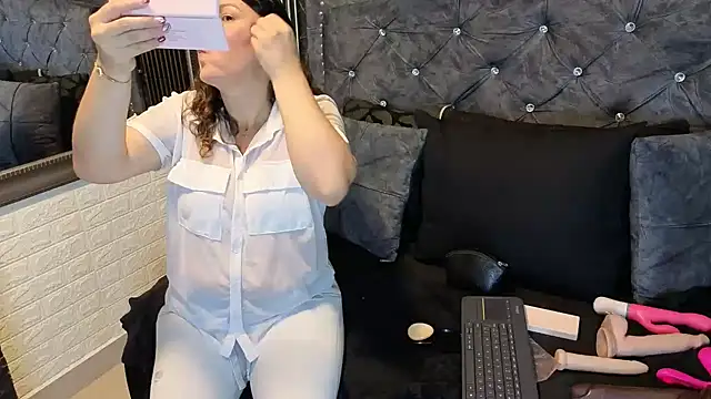 charlotte  G online show from March 19, 10:48 am