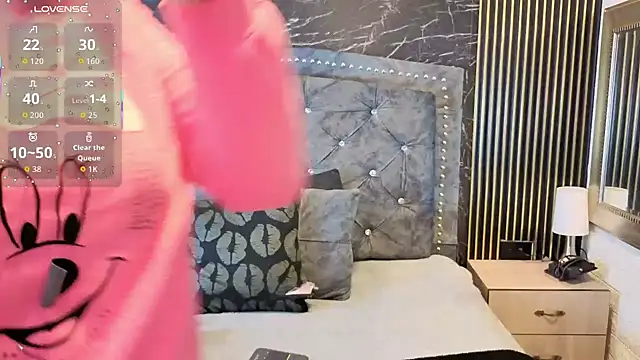 charlotte  G online show from January 8, 11:05 am