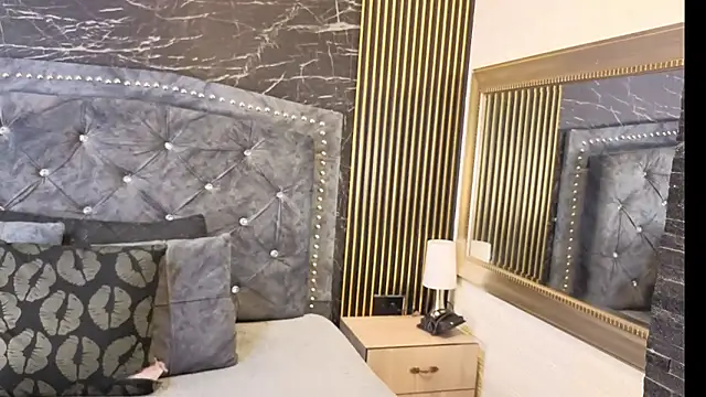 charlotte  G online show from January 7, 10:42 am