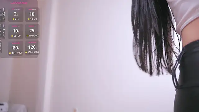 Snapshot of Miuzxc chatting on February 9, 8:10 am Miuzxc online show from February 9, 8:10 am