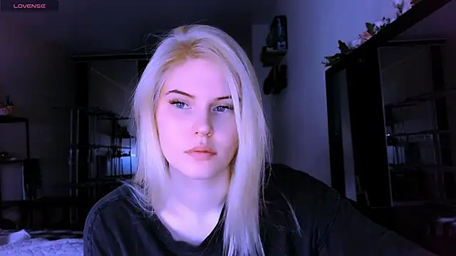 VoluptuousDreams online show from March 15, 1:40 pm