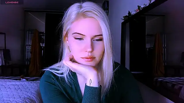 VoluptuousDreams online show from March 14, 2:30 pm