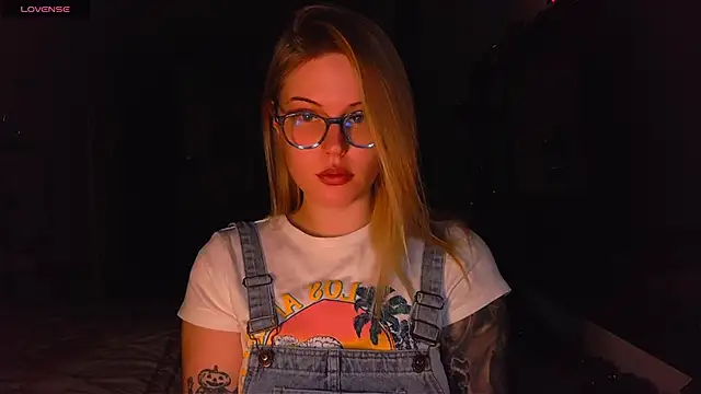 VoluptuousDreams online show from February 7, 3:30 pm