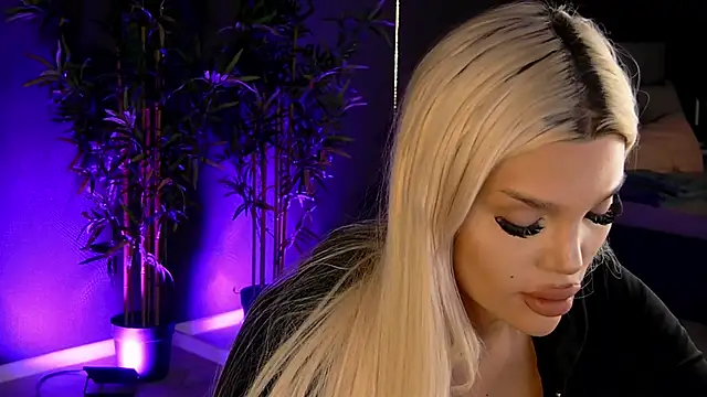 Snapshot of shayblonde chatting on March 3, 8:11 pm shayblonde online show from March 3, 8:11 pm