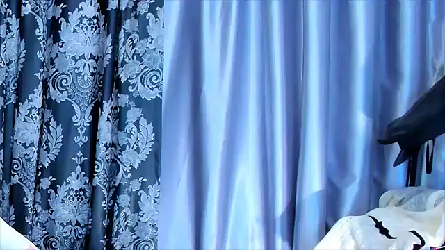 Snapshot of KamilaFoxy chatting on June 25, 4:10 am KamilaFoxy online show from June 25, 4:10 am
