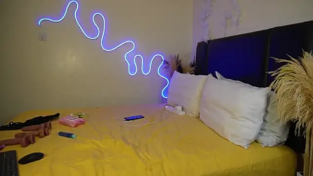 Snapshot of _Watuluv_ chatting on February 8, 4:35 pm  Watuluv  online show from February 8, 4:35 pm