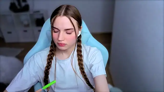 Snapshot of StellaLawless chatting on October 24, 3:44 pm StellaLawless online show from October 24, 3:44 pm