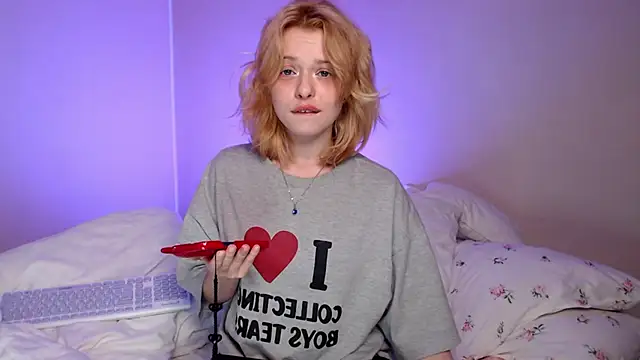 Snapshot of KatieMelone chatting on October 9, 5:24 pm KatieMelone online show from October 9, 5:24 pm