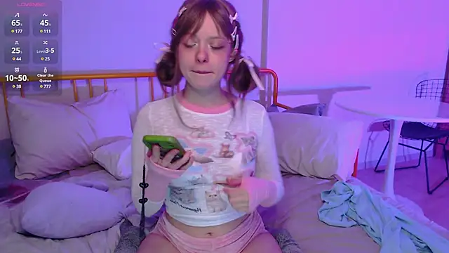 Snapshot of KatieMelone chatting on December 3, 8:33 am KatieMelone online show from December 3, 8:33 am