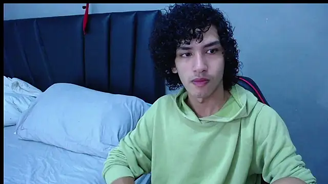 Snapshot of Tayronx33 chatting on October 19, 6:32 pm Tayronx33 online show from October 19, 6:32 pm