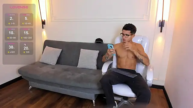 Snapshot of Paradise_boy_s chatting on November 13, 8:46 pm Paradise boy s online show from November 13, 8:46 pm