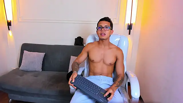 Paradise boy s online show from April 14, 4:12 pm