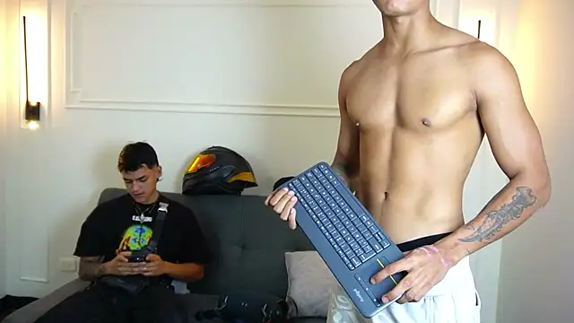 Snapshot of Paradise_boy_s chatting on January 17, 12:10 am Paradise boy s online show from January 17, 12:10 am