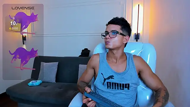 Snapshot of Paradise_boy_s chatting on December 15, 4:35 pm Paradise boy s online show from December 15, 4:35 pm