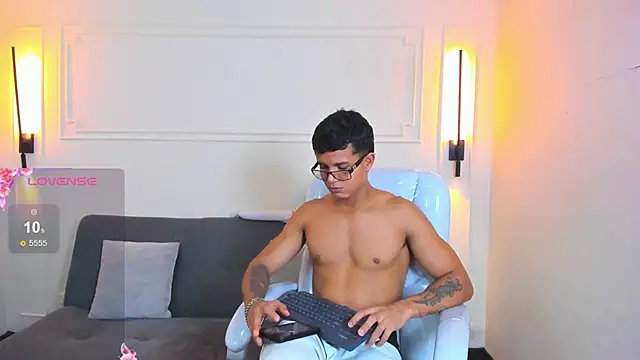 Snapshot of Paradise_boy_s chatting on May 1, 2:44 pm Paradise boy s online show from May 1, 2:44 pm