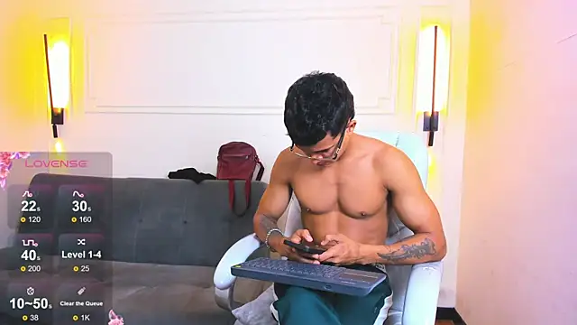 Snapshot of Paradise_boy_s chatting on May 18, 2:55 pm Paradise boy s online show from May 18, 2:55 pm
