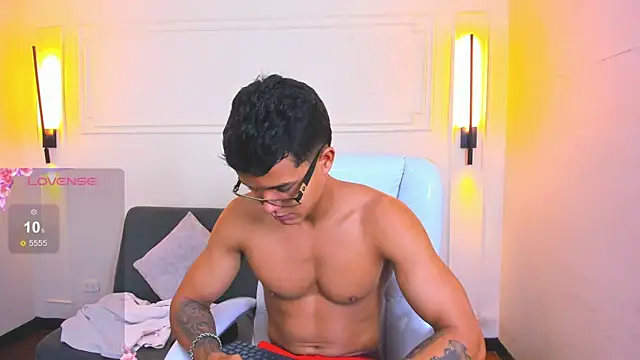 Snapshot of Paradise_boy_s chatting on May 11, 2:07 pm Paradise boy s online show from May 11, 2:07 pm