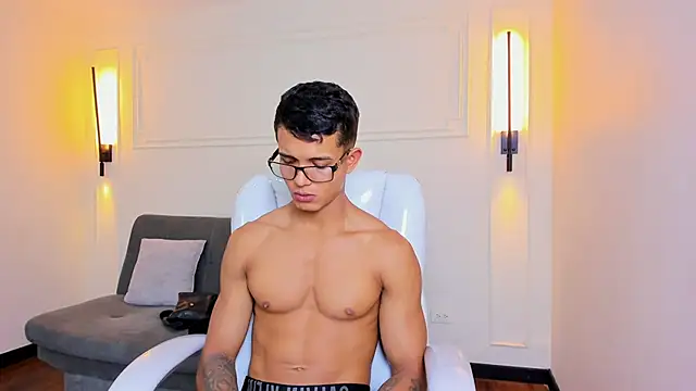 Snapshot of Paradise_boy_s chatting on November 22, 5:01 pm Paradise boy s online show from November 22, 5:01 pm