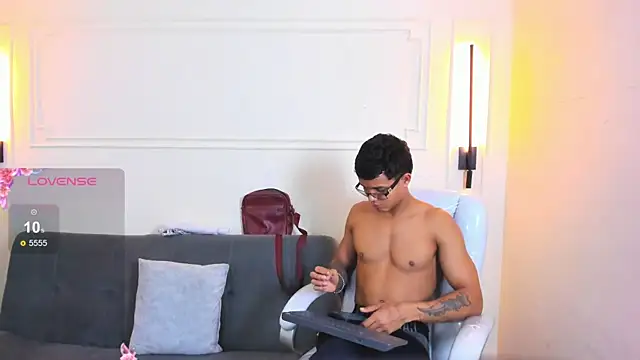 Snapshot of Paradise_boy_s chatting on May 21, 2:03 pm Paradise boy s online show from May 21, 2:03 pm