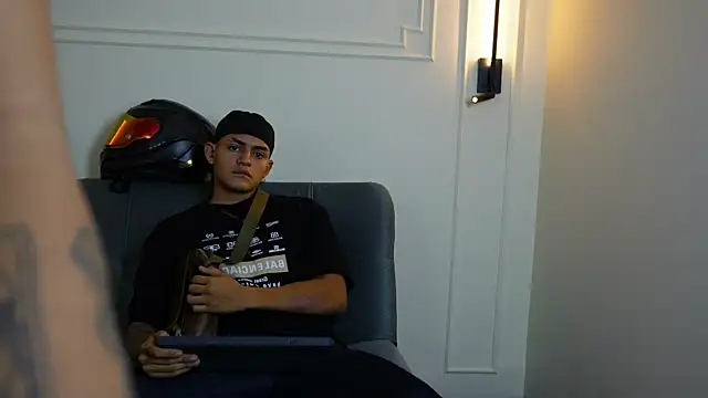 Snapshot of Paradise_boy_s chatting on January 17, 11:07 pm Paradise boy s online show from January 17, 11:07 pm