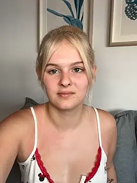 Snapshot of Allylove03 chatting on October 25, 5:17 am Allylove03 online show from October 25, 5:17 am