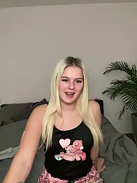 Snapshot of Allylove03 chatting on December 20, 9:28 pm Allylove03 online show from December 20, 9:28 pm