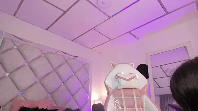 alessiaferry online show from October 9, 5:35 pm