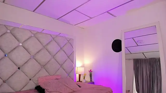 alessiaferry online show from November 29, 8:31 pm