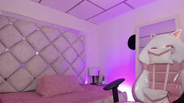 alessiaferry online show from February 6, 7:32 pm