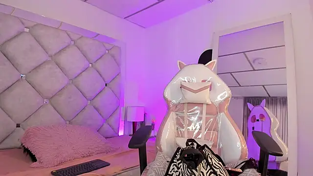 alessiaferry online show from February 12, 4:07 pm