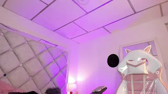 alessiaferry online show from September 18, 4:21 pm